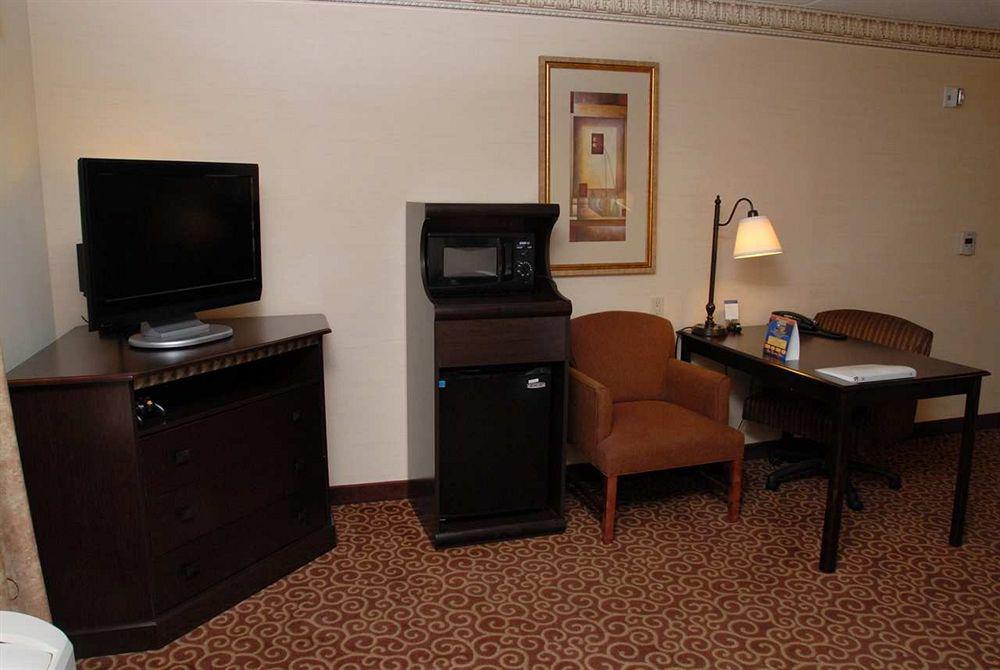 Hampton Inn & Suites Staten Island New York Room photo