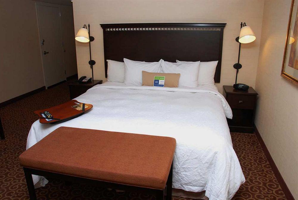 Hampton Inn & Suites Staten Island New York Room photo