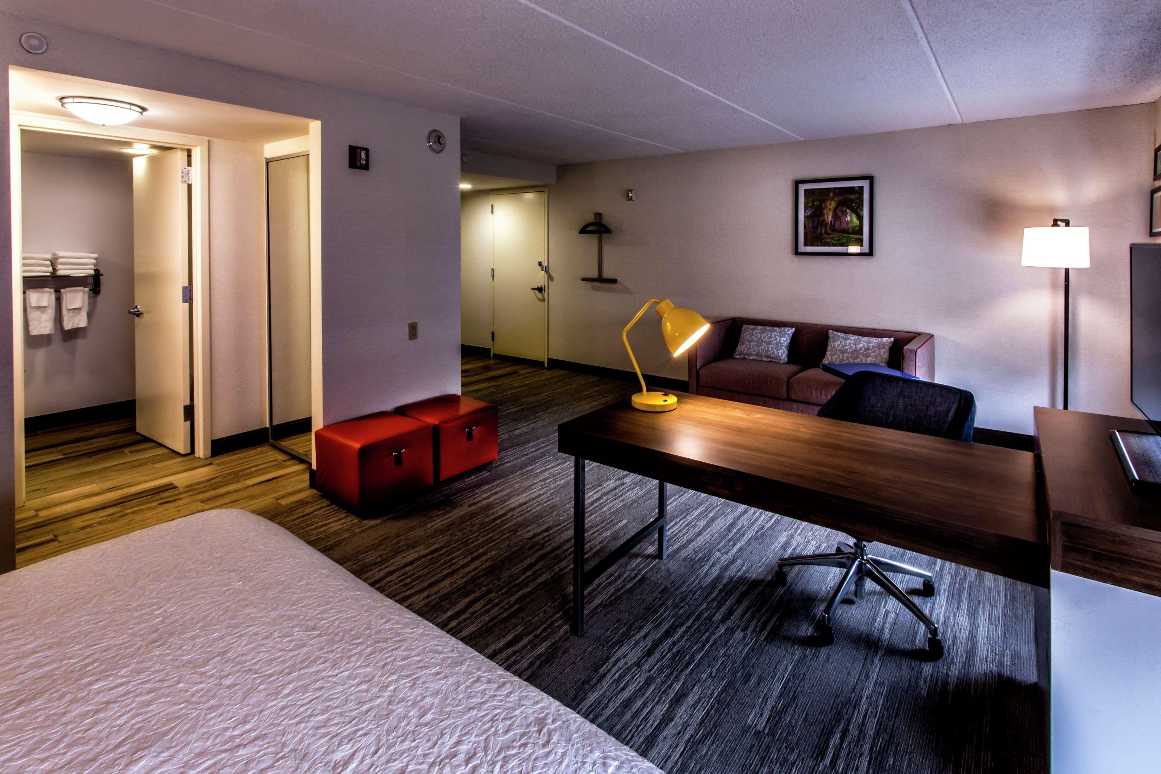 Hampton Inn & Suites Staten Island New York Exterior photo