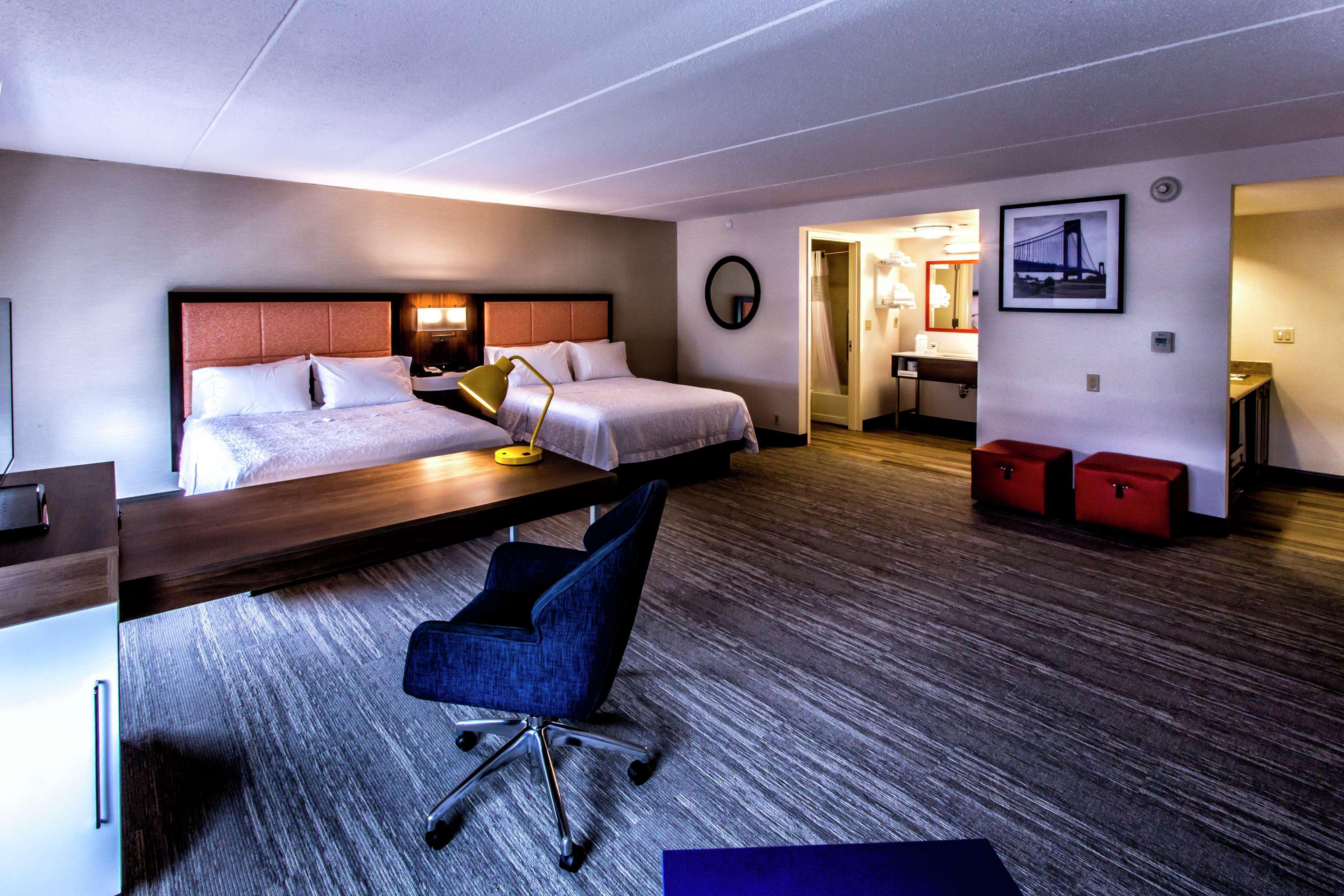 Hampton Inn & Suites Staten Island New York Exterior photo
